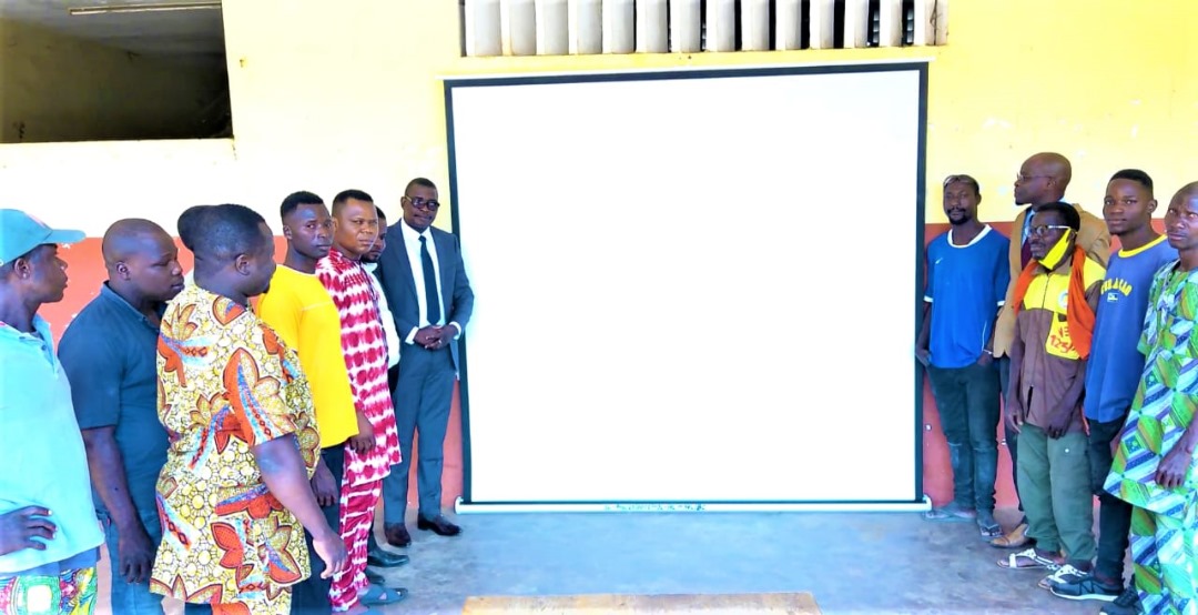 Œuvre sociale à Savalou : don de vidéo projecteur et d'un écran de projection à la jeunesse de la Commune